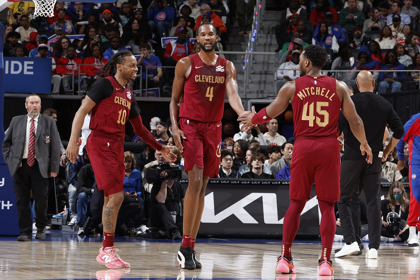 爱游戏官网-NBA高管：若骑士明年还打不进总决赛 就应该彻底重组阵容