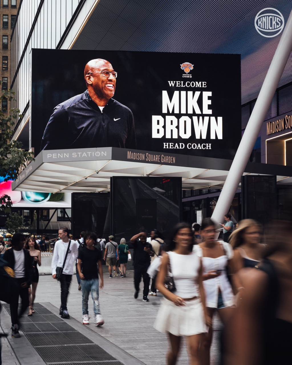 排面拉满！尼克斯官方：欢迎来到世界最著名的球馆，布朗教练