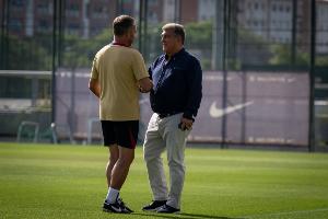 TA：巴萨引援结束，俱乐部专注完成马丁&amp;什琴斯尼&amp;巴德吉的注册