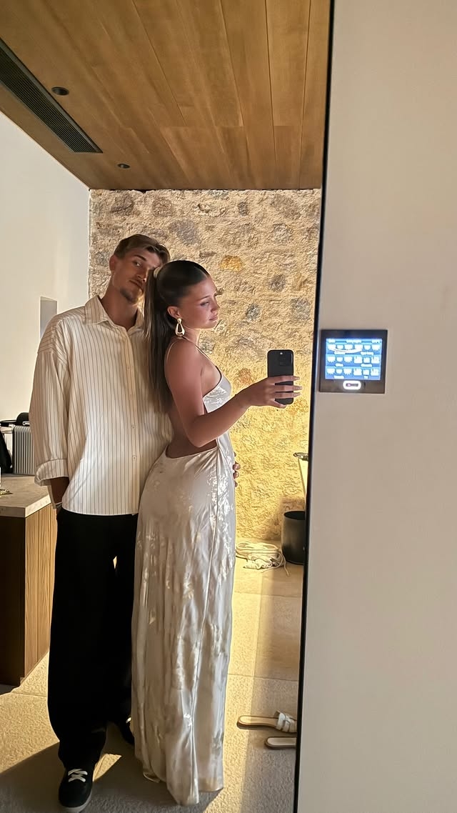 🥰拜仁20岁新援比绍夫公开恋情，女友系17岁俱乐部传奇绍尔之女