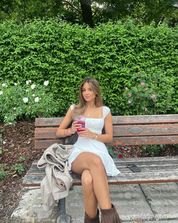 🥰拜仁20岁新援比绍夫公开恋情，女友系17岁俱乐部传奇绍尔之女