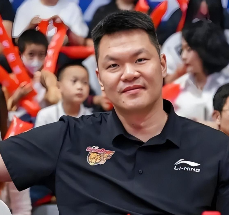 爱游戏官网-11投全中！15岁2.07米新星来袭，朱芳雨盯了三年的孩子，正在长大