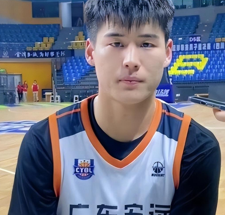 爱游戏官网-11投全中！15岁2.07米新星来袭，朱芳雨盯了三年的孩子，正在长大