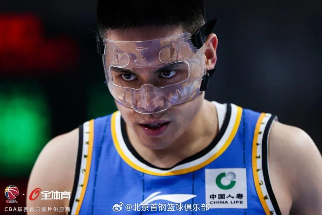 爱游戏官网-最佳阵容荣耀入选,季后赛征程奋勇争先!