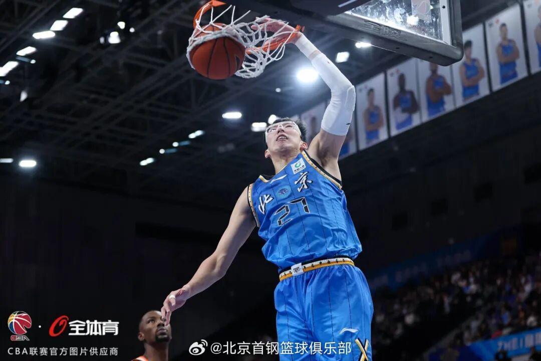 爱游戏官网-最佳阵容荣耀入选,季后赛征程奋勇争先!