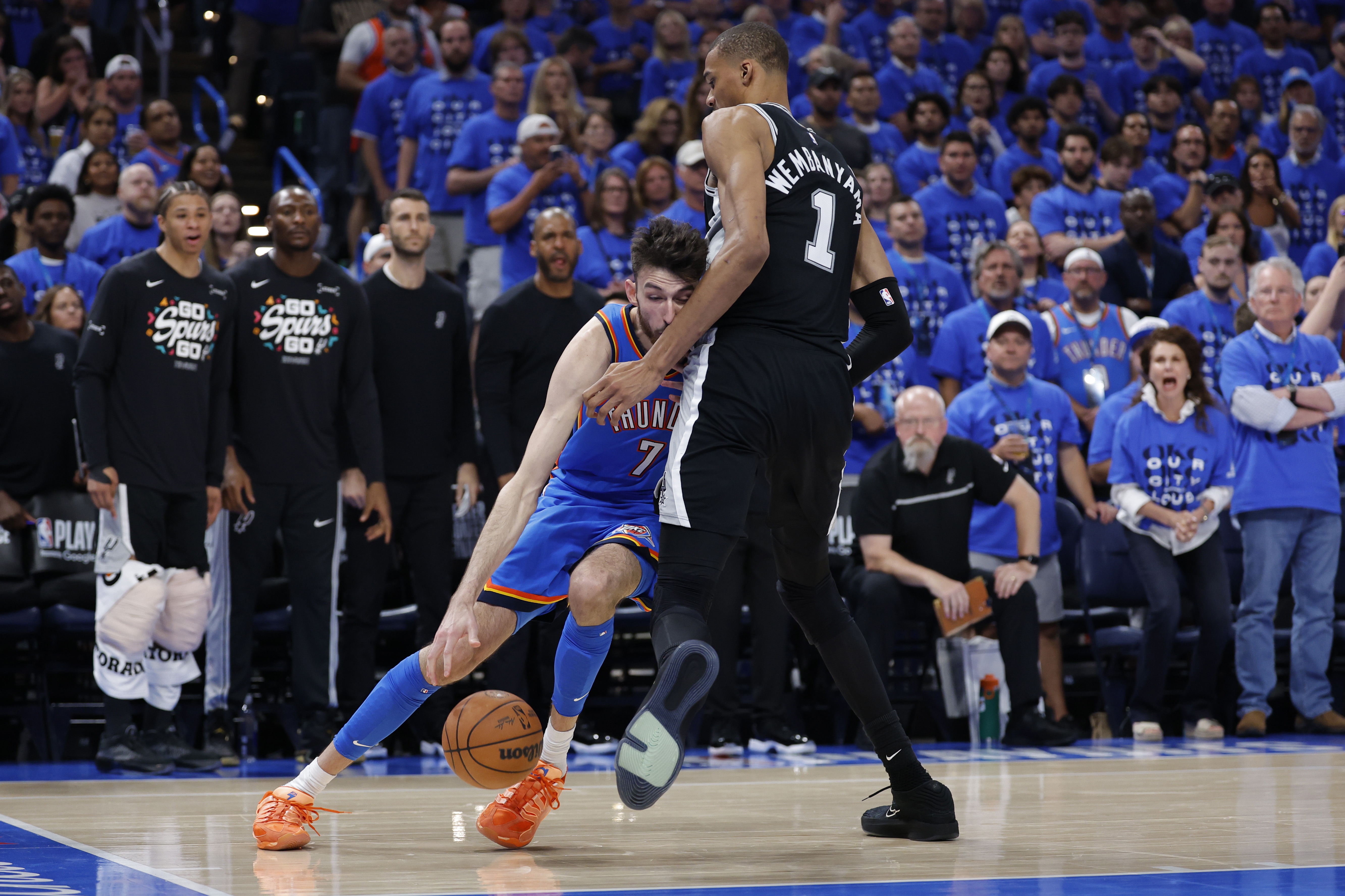 爱游戏官网-重返决赛!4个故事拆解马刺内核 来日方长?他们已等不及成为传奇